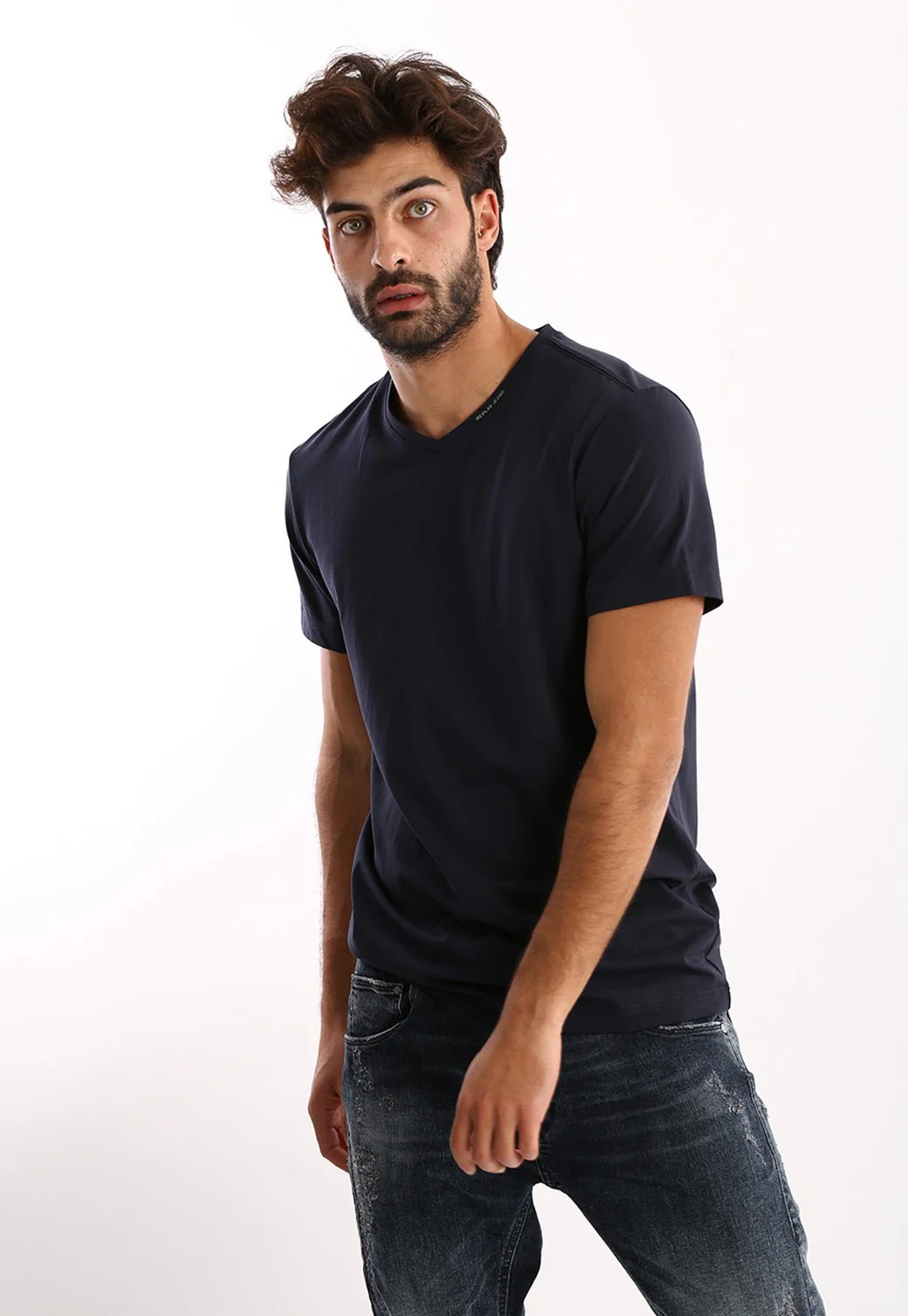 טי שירט לייקרה קצרה V עם פלטה לוגו בצווארון גברים