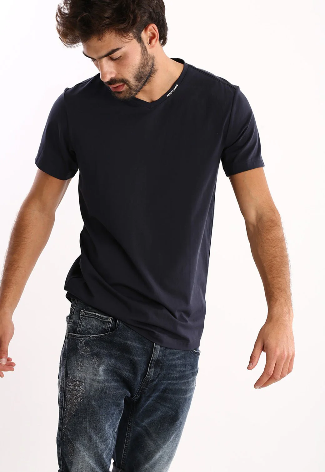 טי שירט לייקרה קצרה V עם פלטה לוגו בצווארון גברים - Image 4