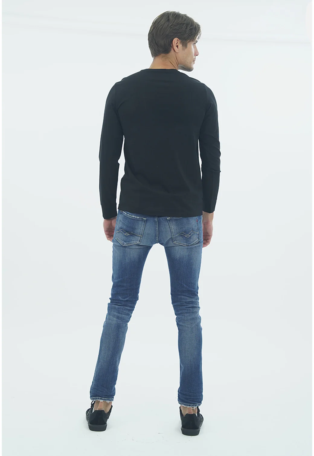 טי שירט ארוכה עם כיתוב לגברים בצבע שחור - Image 3