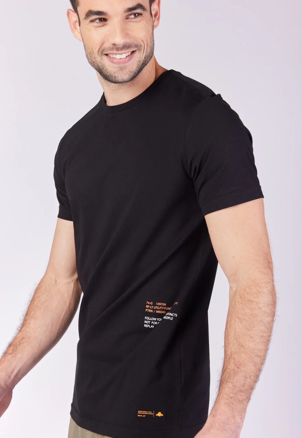 טי שירט קצרה לייקרה בצבע שחור עם הדפס תמונה בגב גברים - Image 4