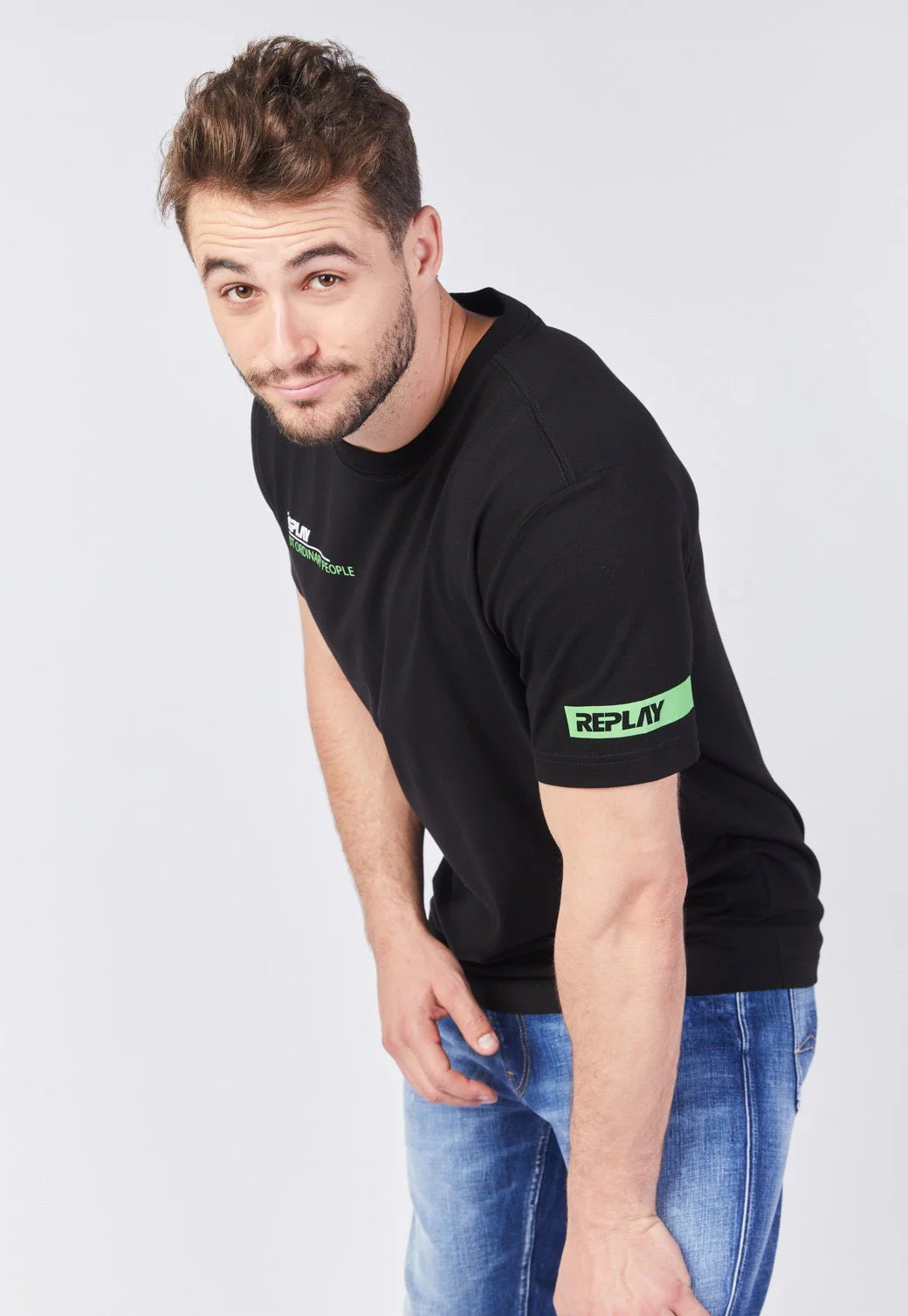 טי שירט קצרה רחבה בצבע שחור/ירוק גברים - Image 2