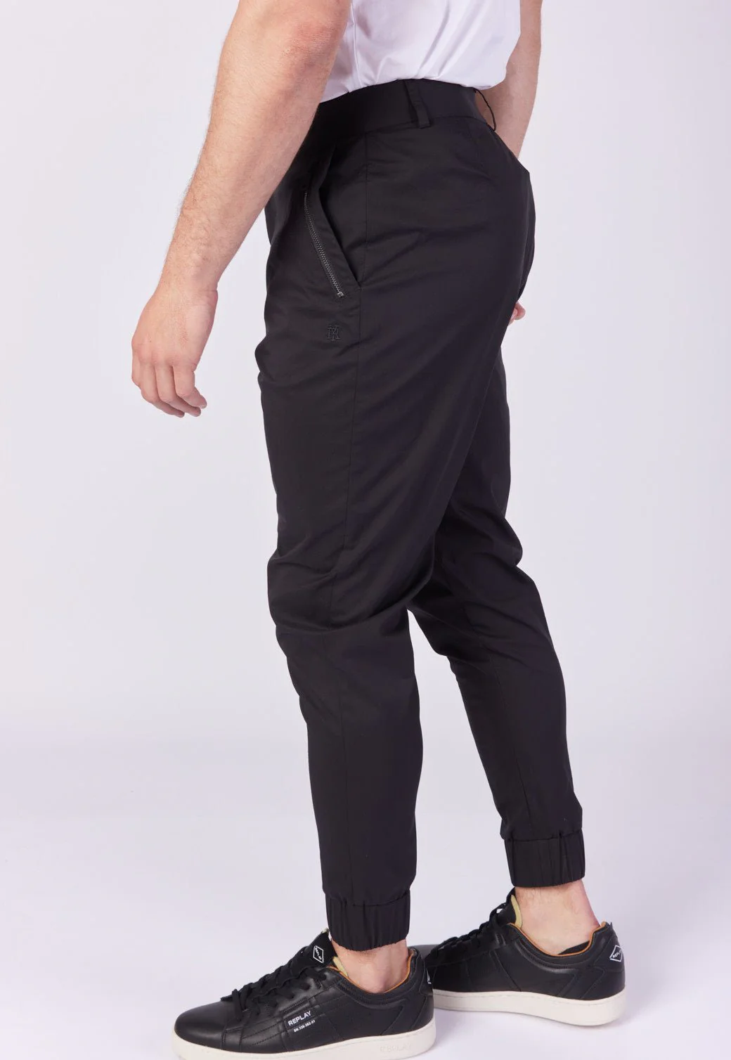 מכנסי צ'ינו בצבע שחור גברים - Image 2