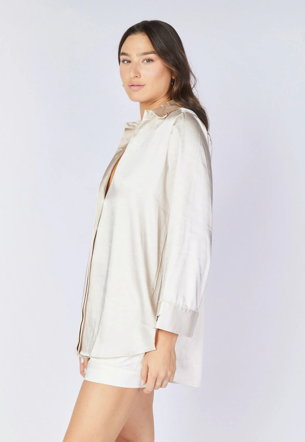 חולצה מכופתרת מבד סאטן נשים - Image 2