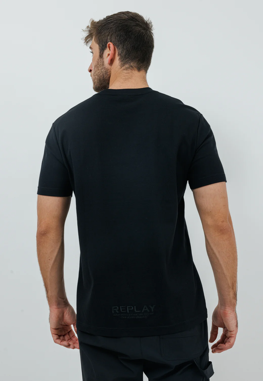 חולצת טי בצבע שחור לגברים - Image 4