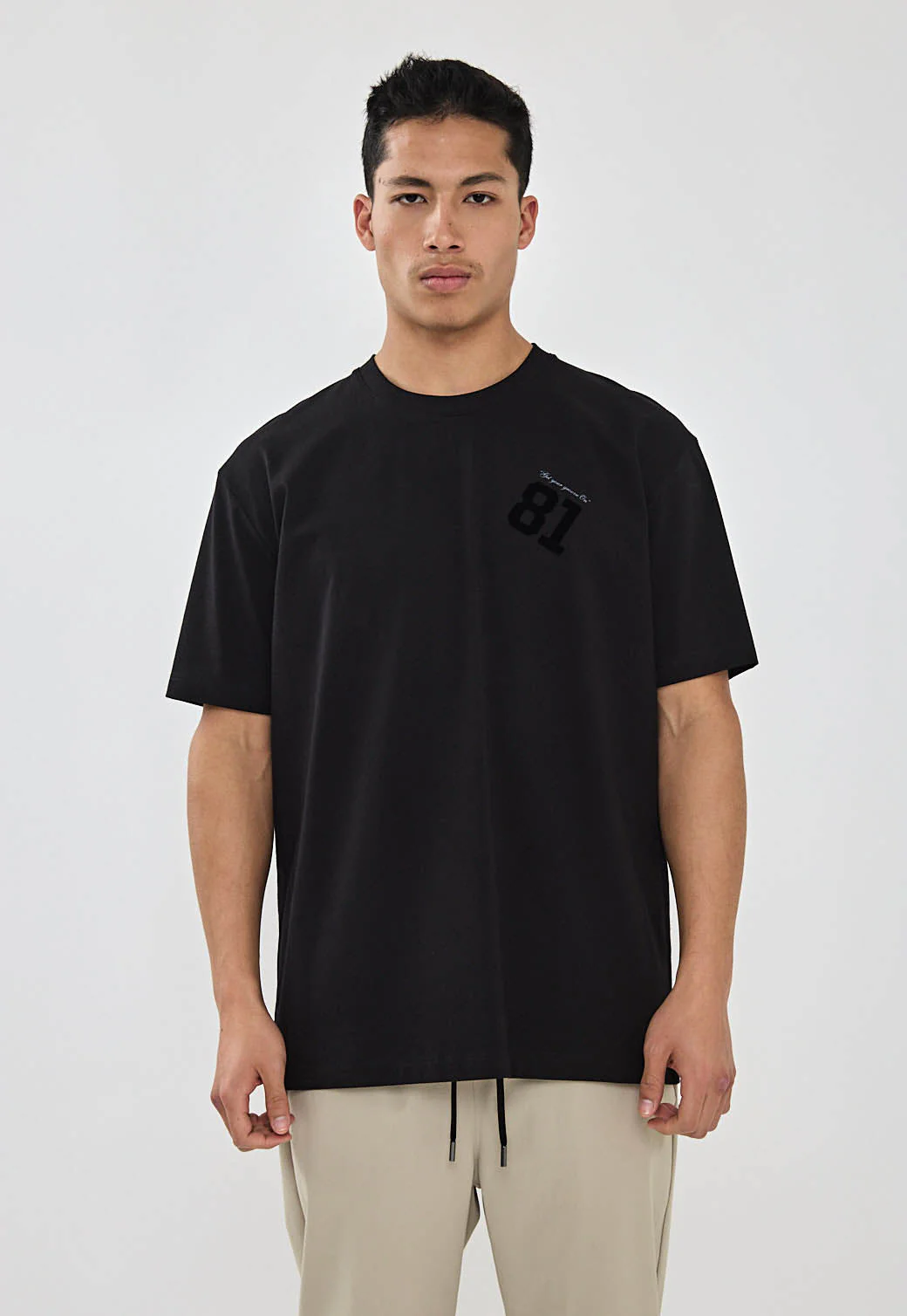 טי-שירט לגברים בצבע שחור עם הדפסים