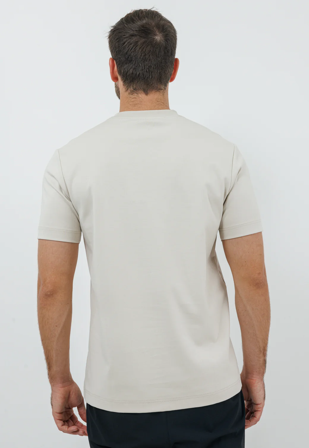חולצת טי קצרה לגברים בצבע אבן עם לוגו R - Image 3