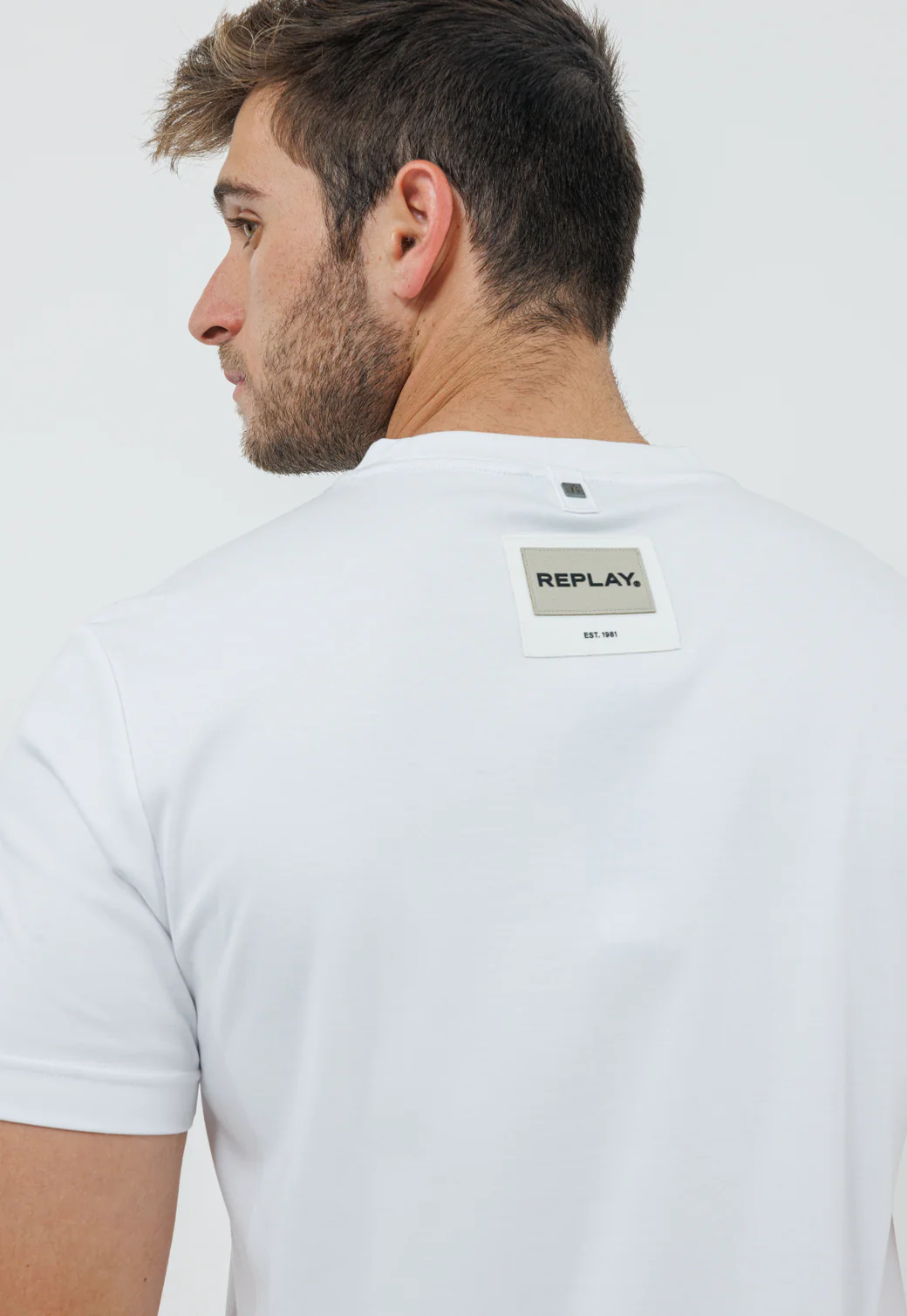 חולצת טי קלאסית עם לוגו בגב בצבע לבן לגברים - Image 3