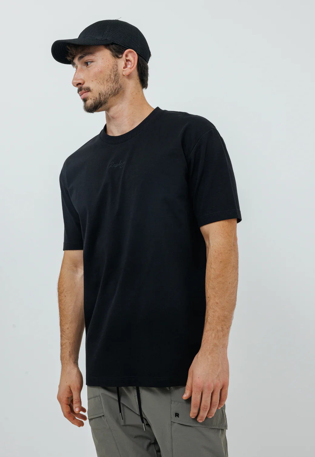 חולצת טי שירט עם הדפס טקסט בגב בצבע שחור - Image 2