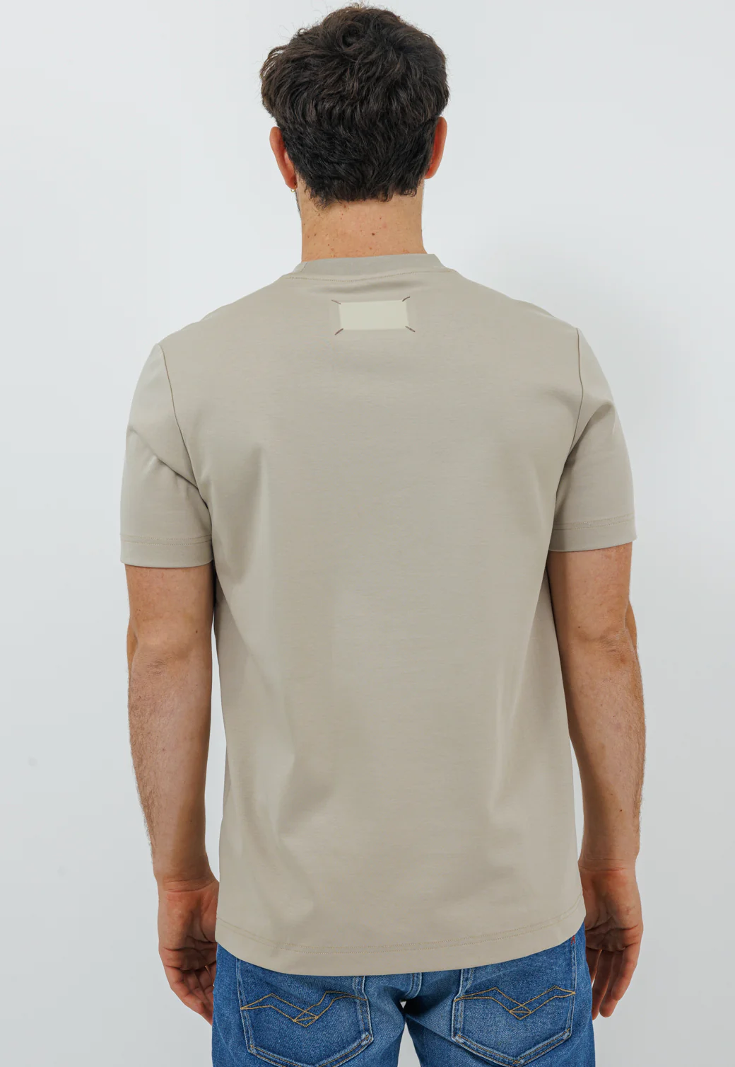 טי שירט לגברים בצבע בז' עם פאטצ' לוגו בצד - Image 3