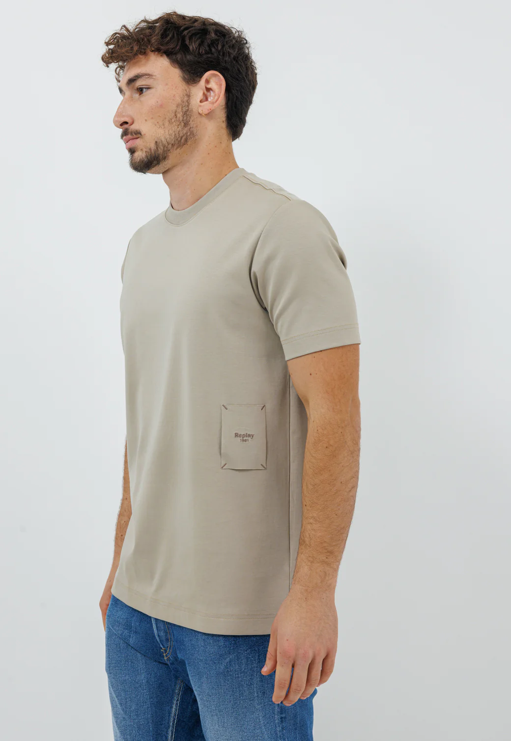 טי שירט לגברים בצבע בז' עם פאטצ' לוגו בצד - Image 6