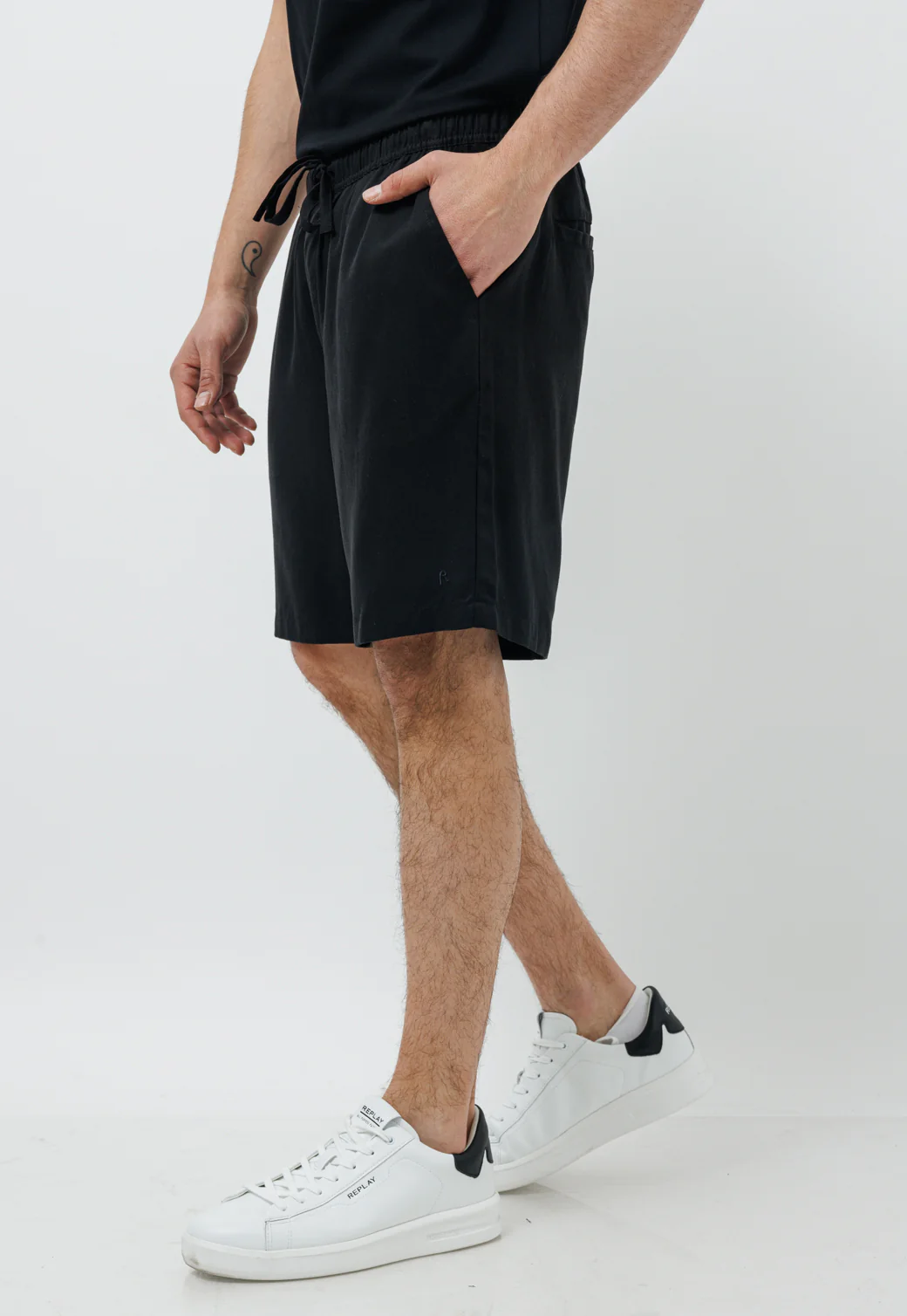 מכנסי שורט בצבע שחור - Image 4