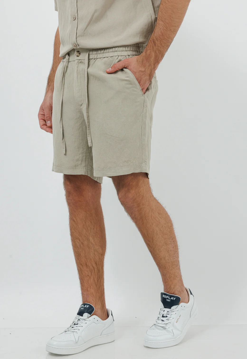 מכנסיים קצרים לגברים מבד פשתן בגוון אבן - Image 2