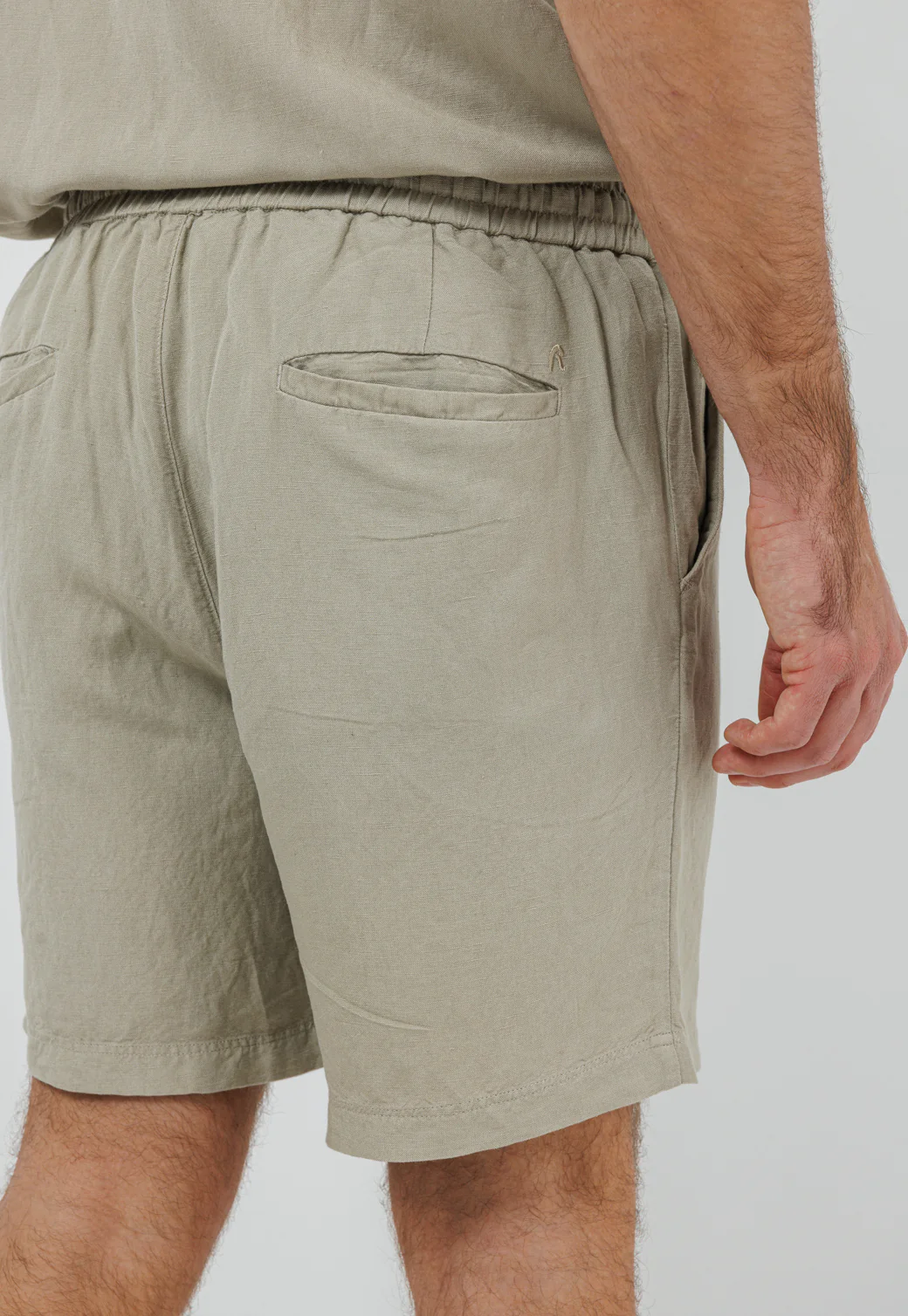 מכנסיים קצרים לגברים מבד פשתן בגוון אבן - Image 4