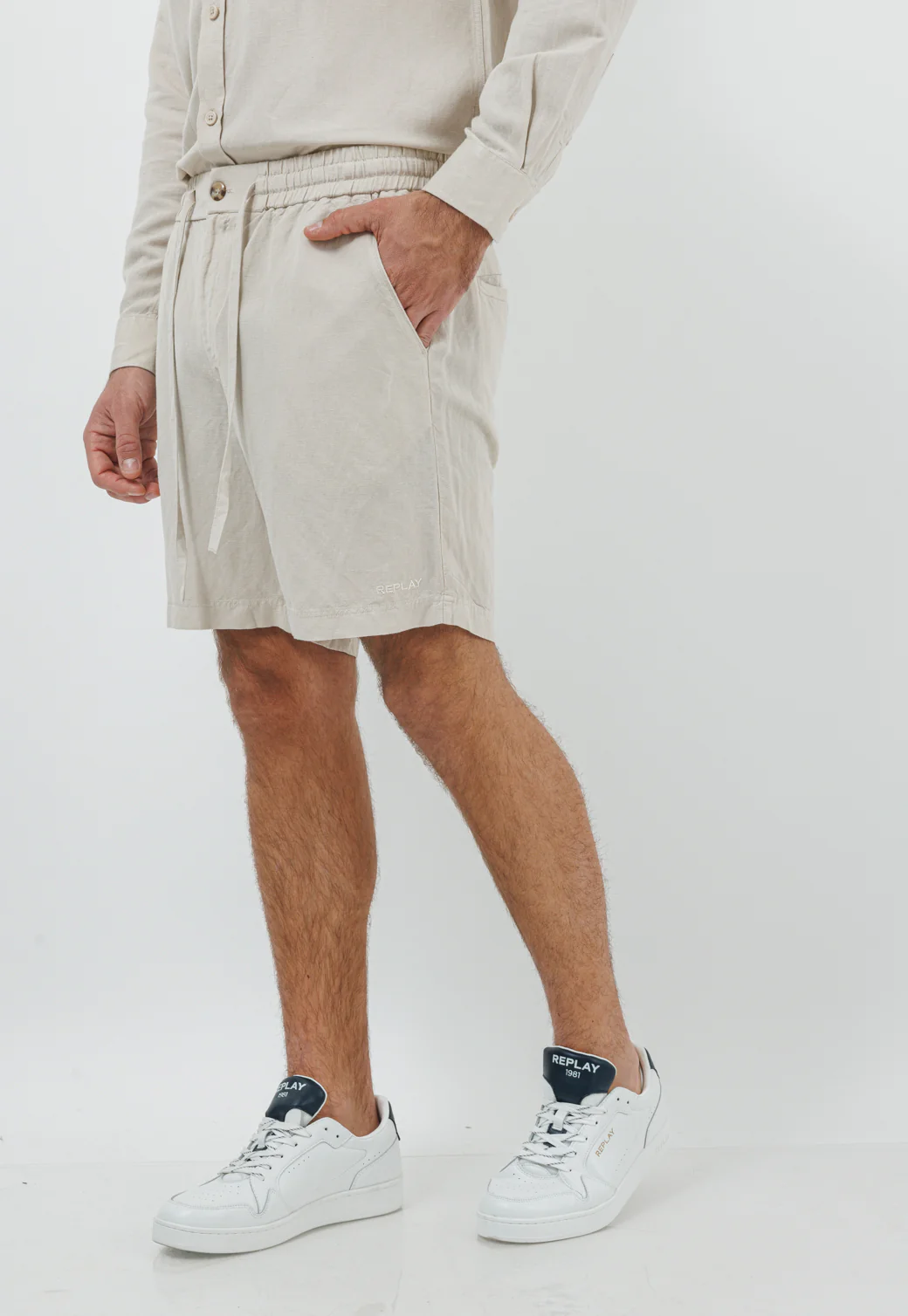 מכנסיים קצרים לגברים מבד פשתן בצבע בז' - Image 2