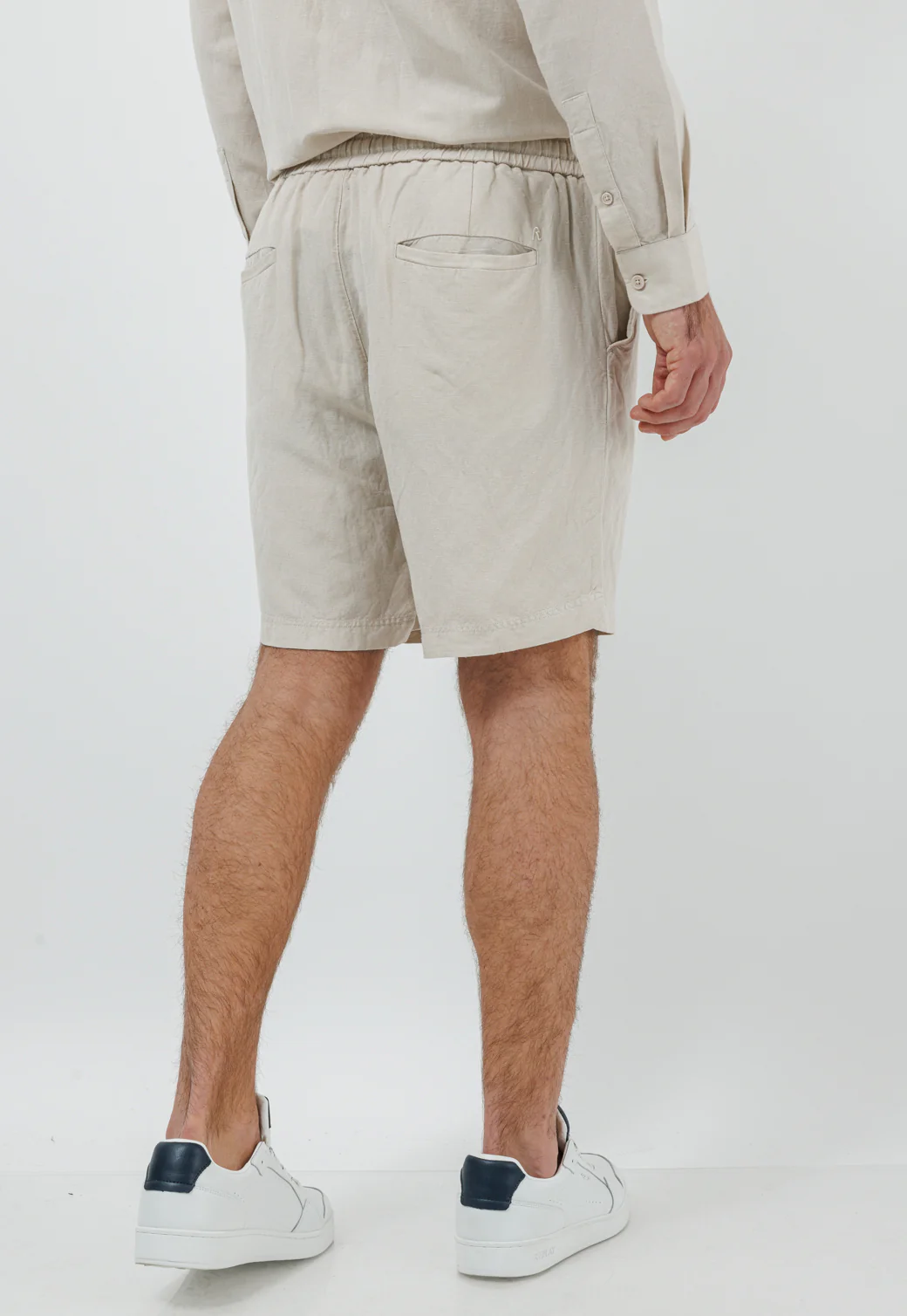 מכנסיים קצרים לגברים מבד פשתן בצבע בז' - Image 3