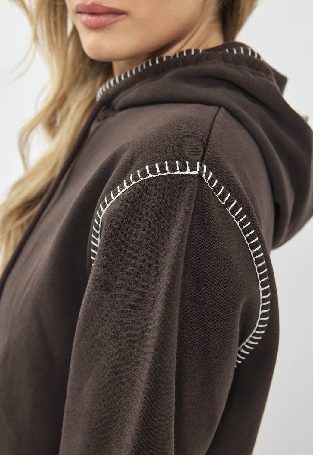 קפוצ'ון לנשים HOODED SWEATSHIRT בצבע חום - Image 3