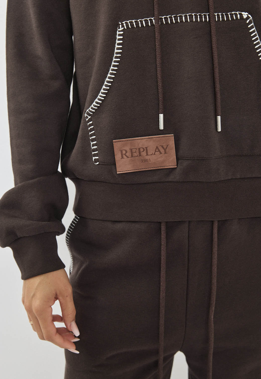 קפוצ'ון לנשים HOODED SWEATSHIRT בצבע חום - Image 5