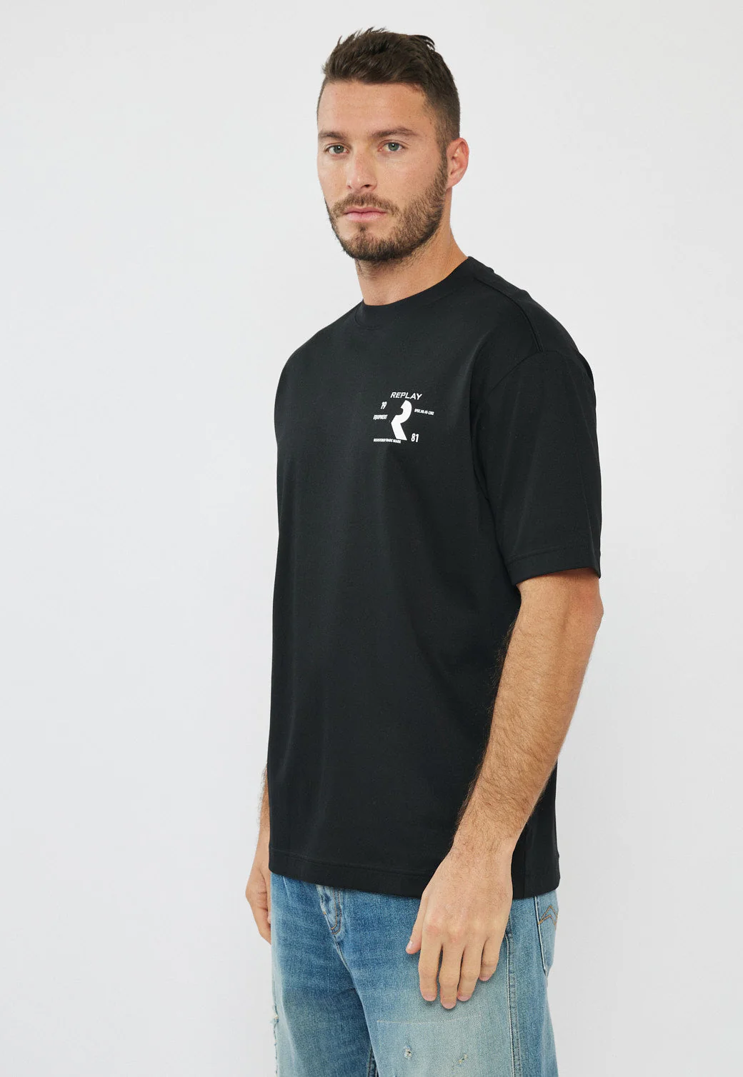 טי-שירט לגברים בצבע שחור עם הדפס בגב - Image 3
