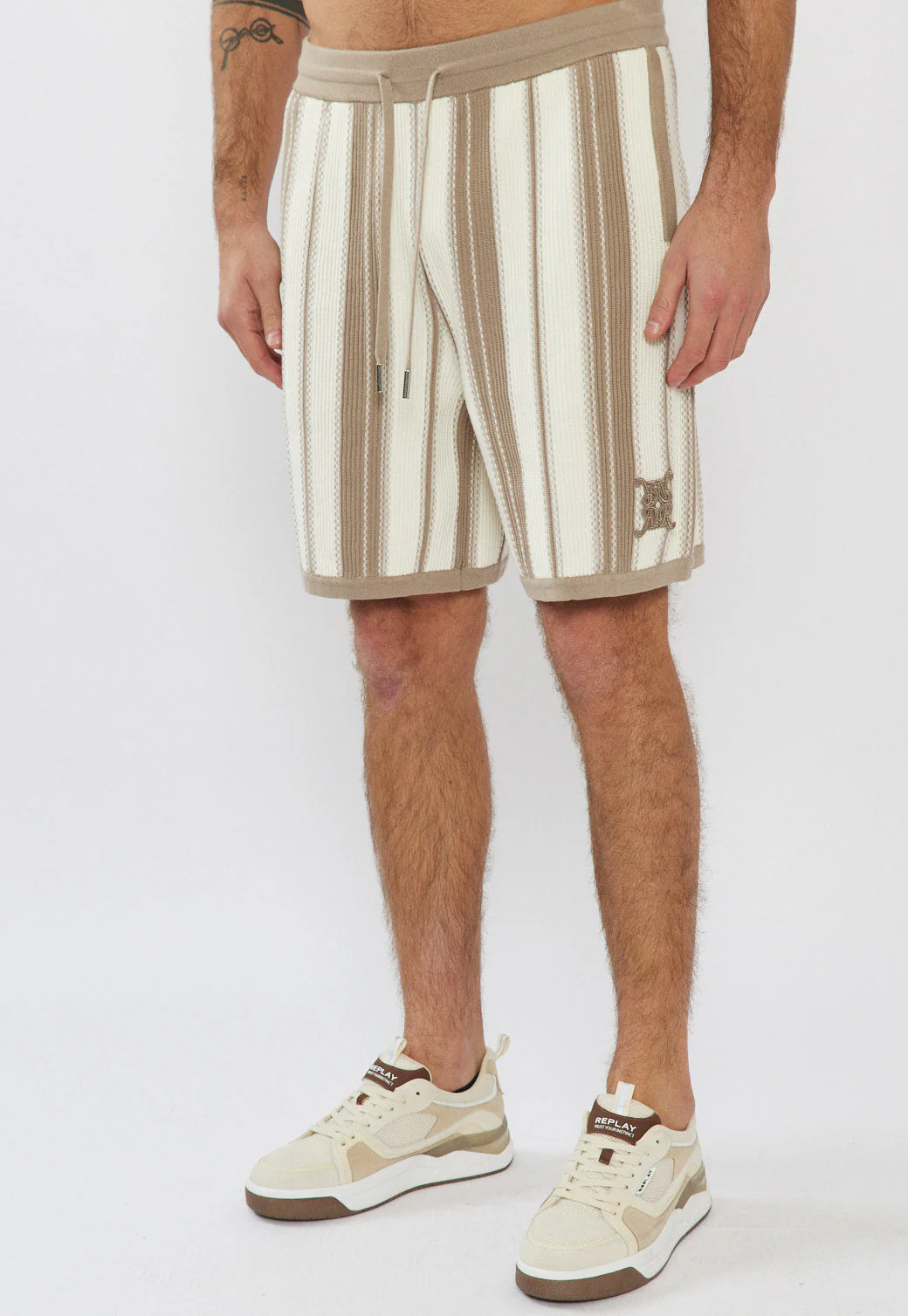 מכנסיים קצרים לגברים בצבע בז׳ לבן - Image 5