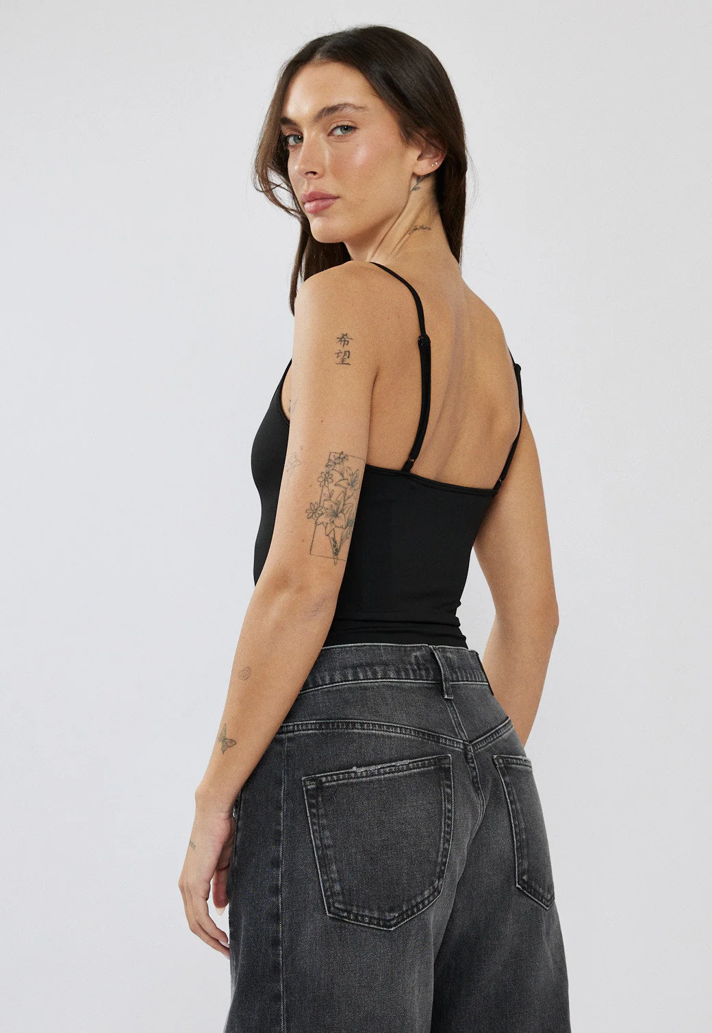 בגד גוף לנשים בצבע שחור עם כתפיות דקות - Image 4