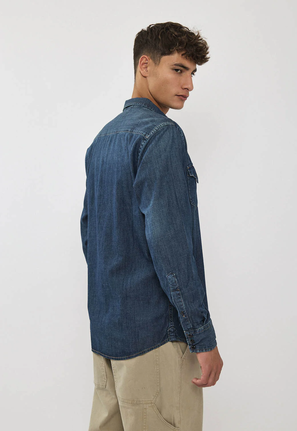 חולצת ג׳ינס לגברים בצבע כחול - Image 5