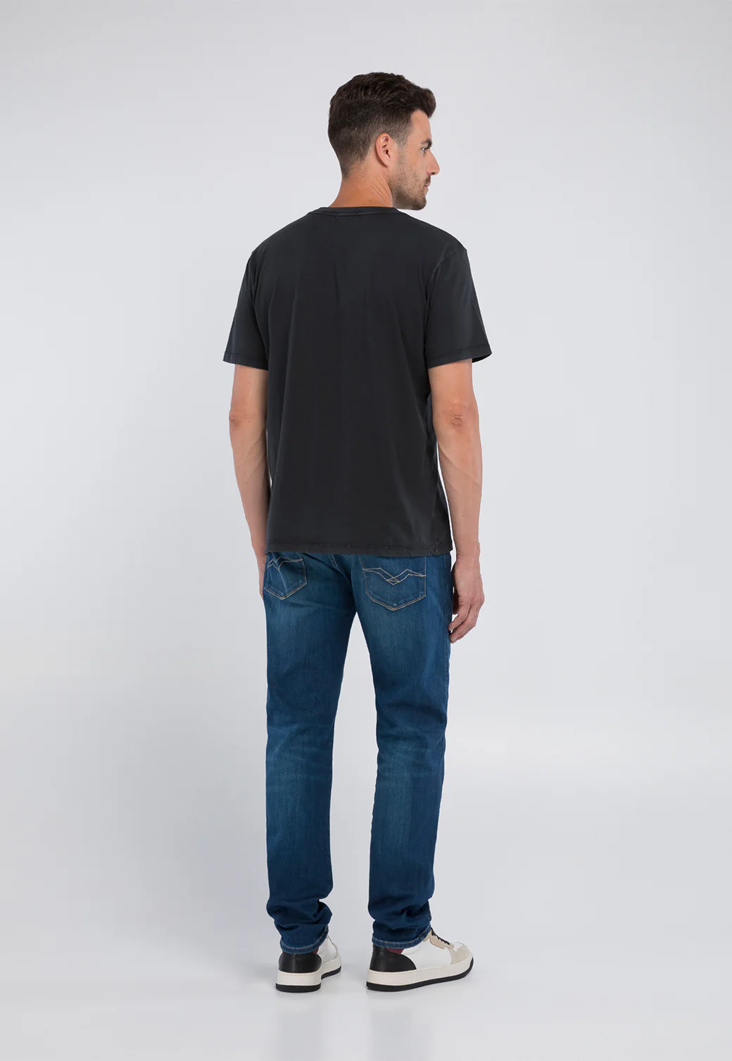 טי שירט לגברים בצבע שחור עם כיס ולוגו - Image 3