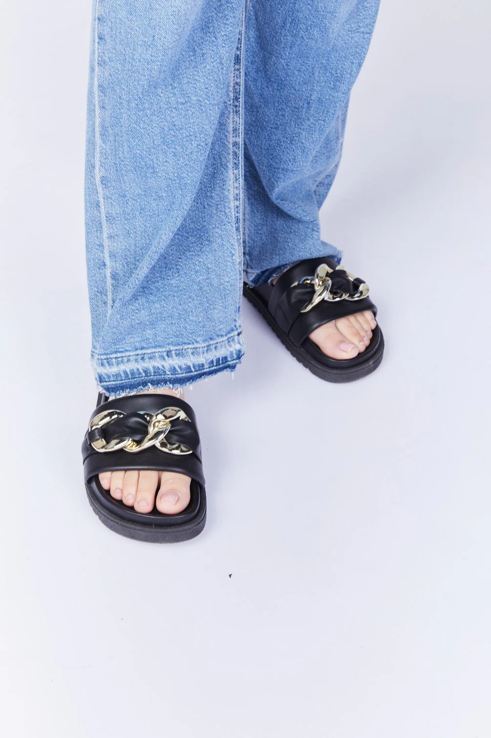 כפכפים עם שרשרת מטאלית Goya Chain נשים
