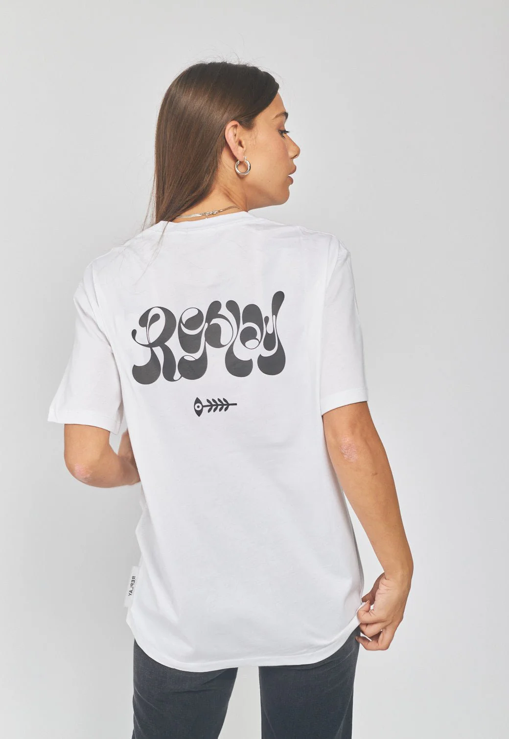 טי שירט קצרה עם הדפס לוגו לב בגב נשים - Image 3